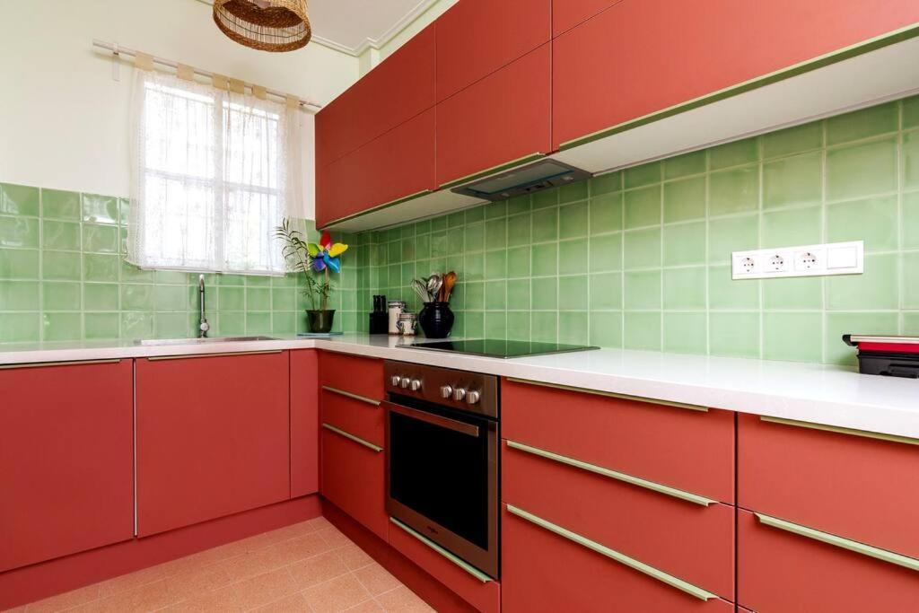 אתונה Iphigenia 2 Bedroom Retro Downtown Apartment מראה חיצוני תמונה