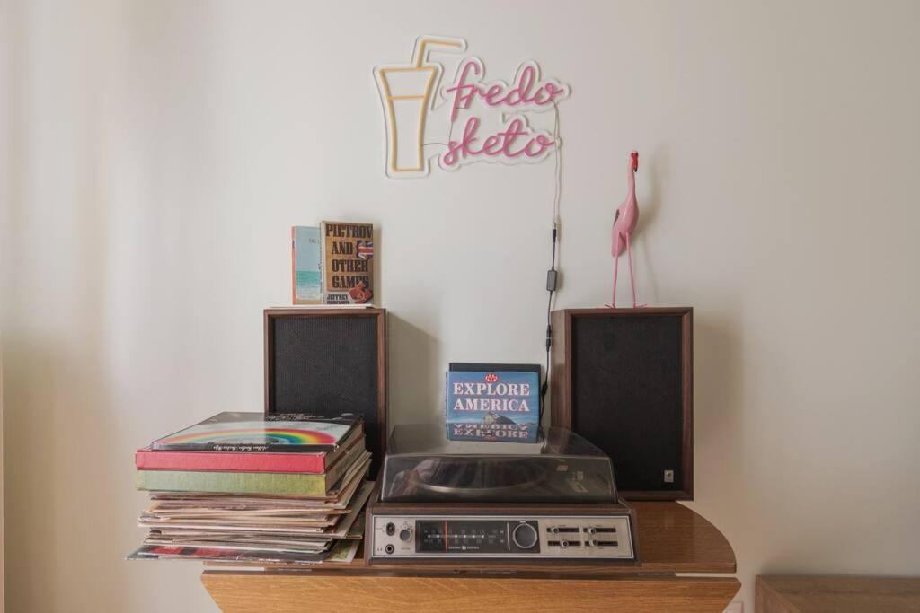 אתונה Iphigenia 2 Bedroom Retro Downtown Apartment מראה חיצוני תמונה