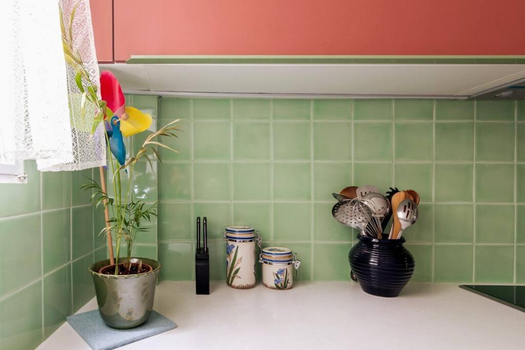 אתונה Iphigenia 2 Bedroom Retro Downtown Apartment מראה חיצוני תמונה