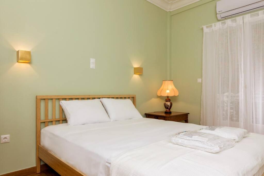 אתונה Iphigenia 2 Bedroom Retro Downtown Apartment מראה חיצוני תמונה